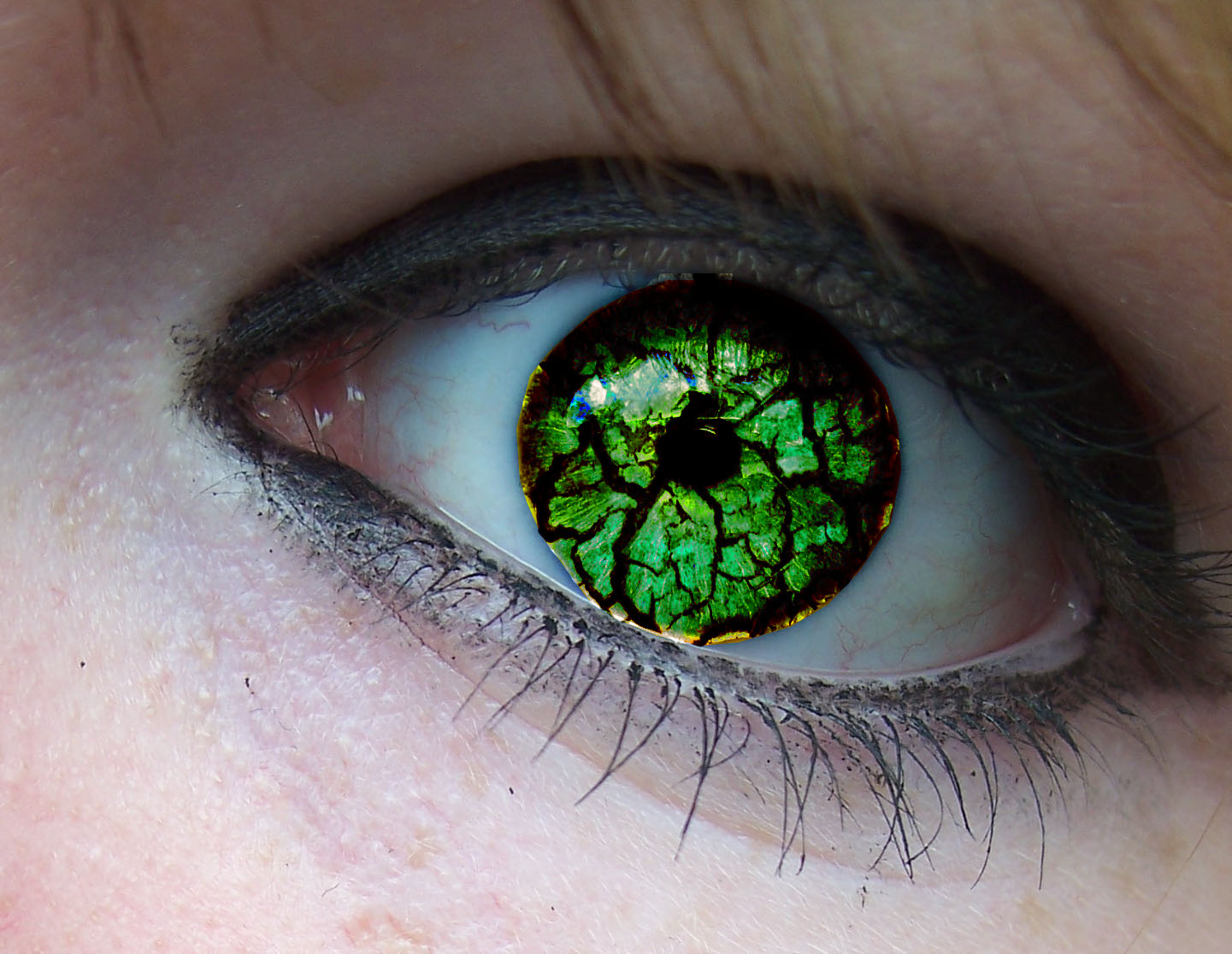 cracked eye ( i think it looks awesome) • GIMP Chat